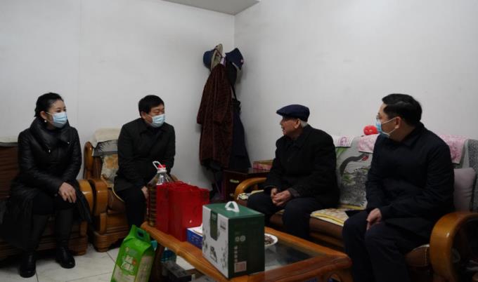 省国资委党委委员、副主任任兴文春节前夕带队走访慰问尊龙凯时集团老党员