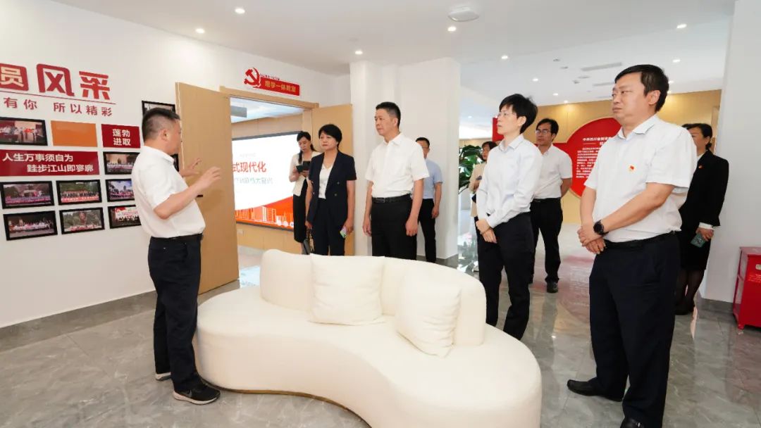 福建省人民政府国有资产监督管理委员会修兴高一行莅临尊龙凯时党？疾斓餮