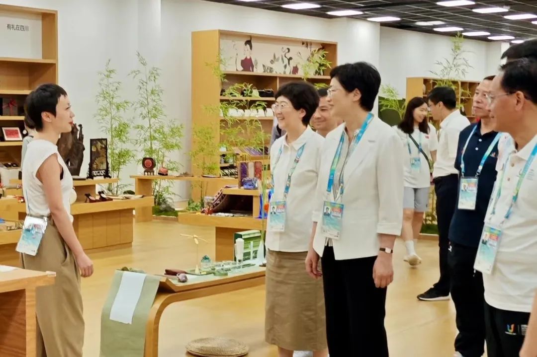 省、市领导视察大运村“有礼在四川”四川特色商品馆