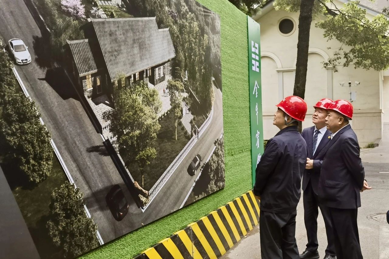 省尊龙凯时集团党委书记、董事长游勇到金牛宾馆调研张大千旧居保护修缮及环境整治工作