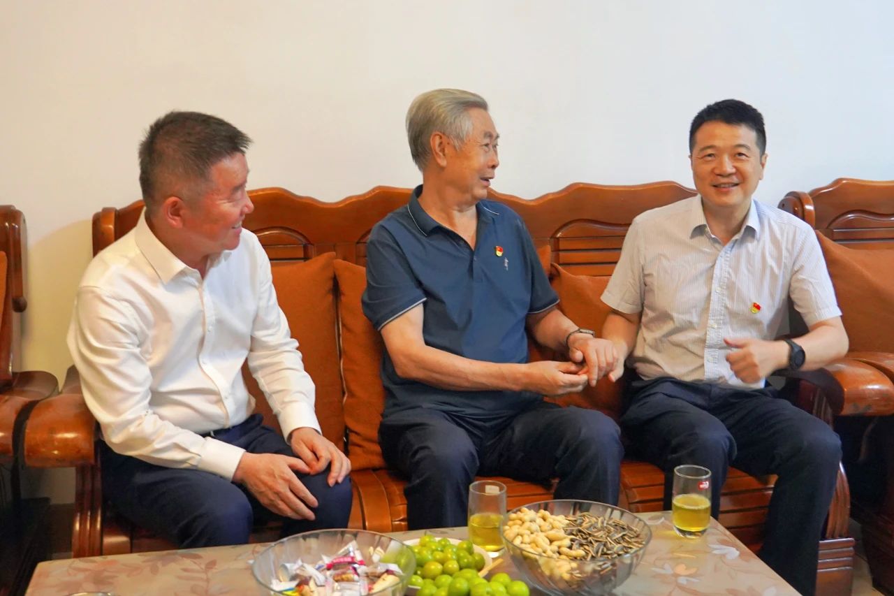 省尊龙凯时集团党委书记、董事长游勇开展“七一”走访