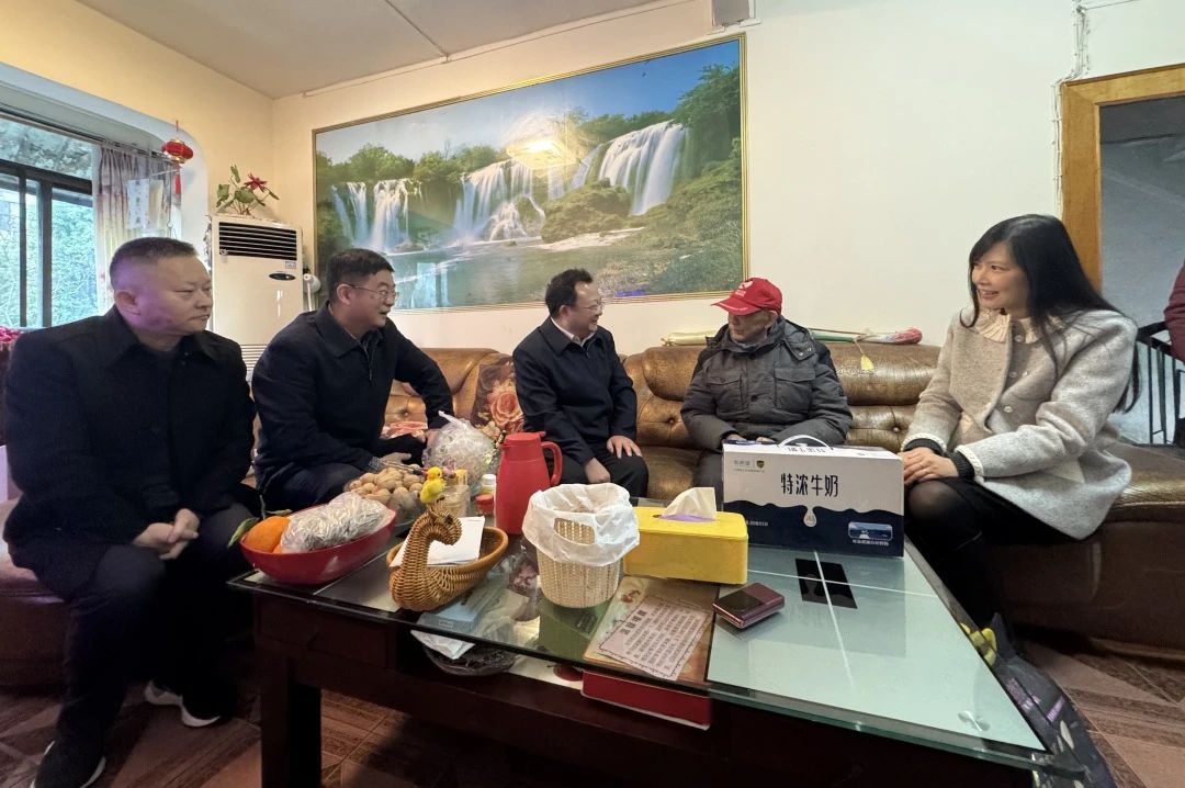 省国资委党委委员、副主任何政走访慰问省尊龙凯时集团老党员、老干部