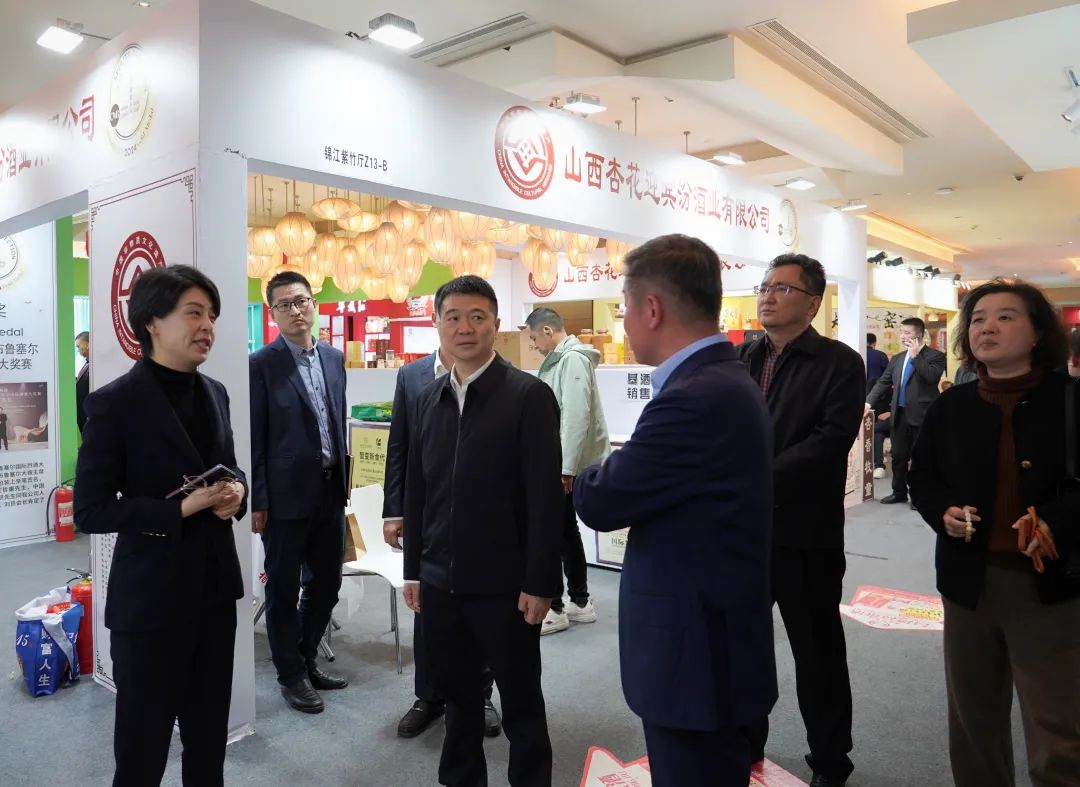 省尊龙凯时集团党委书记、董事长游勇率队到2025锦江宾馆春季酒类商务洽谈会现场检查指导重点工作